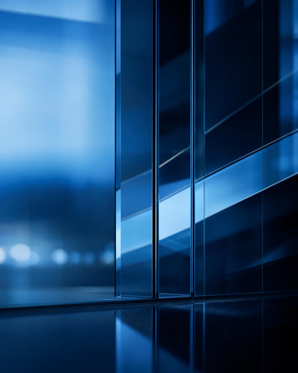 Fachada de vidro refletindo luz azul em ambiente corporativo premium